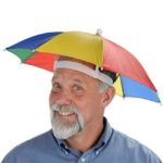 傘のような帽子をかぶっている老人