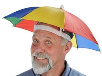 傘のような帽子をかぶっている老人